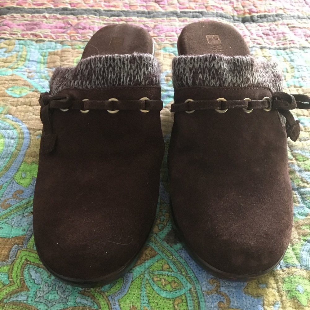 Brown Stone Mountain clogs